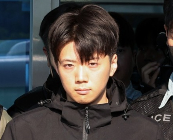 살인&middot;살인미수 혐의를 받는 장윤기(23) 씨가 지난달 14일 광주 서부경찰서에서 검찰로 송치되기 전 포토라인에 서고 있다. [사진=연합뉴스]