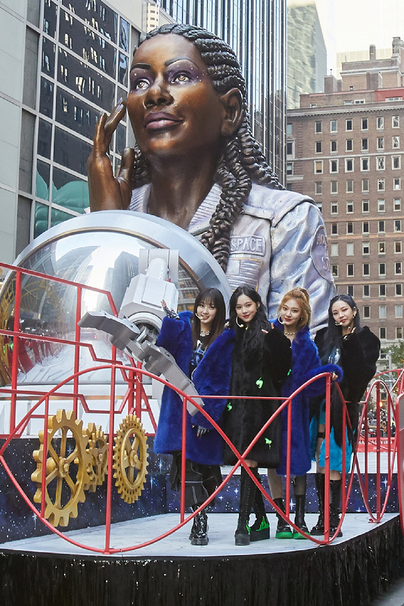에스파가 11월 25일(현지시간) 미국 뉴욕 일대에서 펼쳐진 ‘Macy’s Thanksgiving Day Parade’에 K팝 걸그룹 최초로 참석했다. [사진=SM엔터테인먼트]