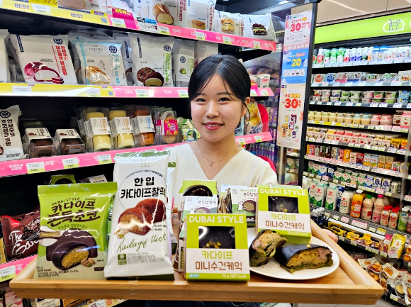 모델이 CU에서 두바이 콘셉트의 디저트들을 소개하고 있다. [사진=CU]