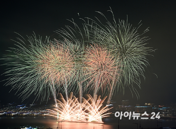 '2026 서울세계불꽃축제'가 5일 서울 여의도 한강공원 일대에서 열린 가운데 화려한 불꽃이 밤하늘을 장식하고 있다. [사진=곽영래 기자]