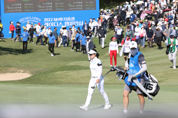 지난달 13~15일 경기 용인시 수원CC에서 열린 '2022 NH투자증권 레이디스 챔피언십'은 3만4천여명이 넘는 갤러리가 모이며 흥행했다. 이날 경기에선 NH투자증권 프로골프단 소속 박민지 선수(사진 중앙)가 우승했다. [사진=NH투자증권]