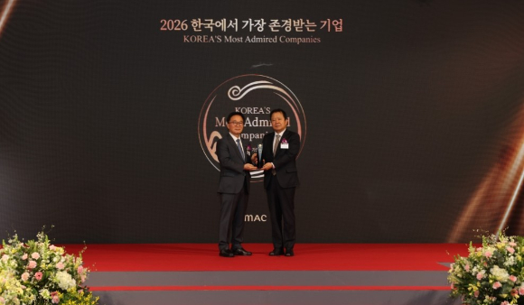 이병만 유한양행 경영관리본부장(우측)이 한수희 한국능률협회컨설 대표이사로부터 상패를 받고 있다. [사진=유한양행 제공]