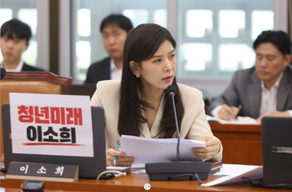 이소희 국민의힘 의원이 14일 국회 보건복지위원회에서 열린 국민연금공단 국정감사에서 김성주 국민연금공단 이사장을 상대로 청년 연금 지원제도의 운영 실태에 대해 질의하고 있다. [사진=이소희 의원실]