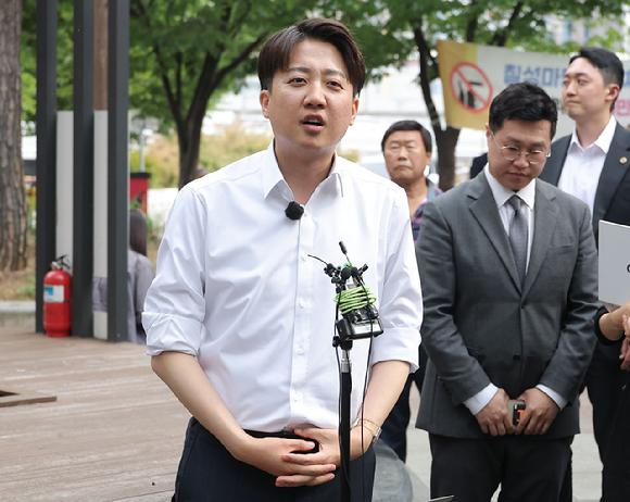 개혁신당 이준석 대선후보가 13일 대구 칠성시장 앞에서 취재진 질문에 답하고 있다. 2025.5.13 [사진=연합뉴스]