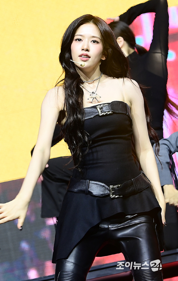 그룹 아이브 안유진이 23일 오후 서울 광진구 광장동 예스24라이브홀에서 열린 아이브(IVE) 정규 2집 '리바이브 플러스'(REVIVE+) 발매 기념 쇼케이스에서 '블랙홀' 무대를 선보이고 있다. [사진=정소희 기자]