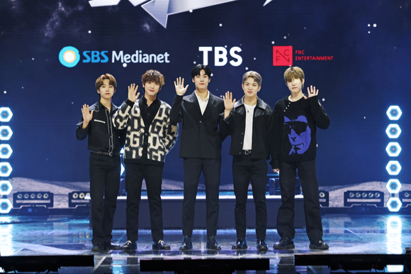 그룹 엔플라잉이 6일 온라인으로 진행된 SBS M '더 아이돌밴드' 제작발표회에서 포즈를 취하고 있다. [사진=SBS M, FNC엔터테인먼트, TBS]