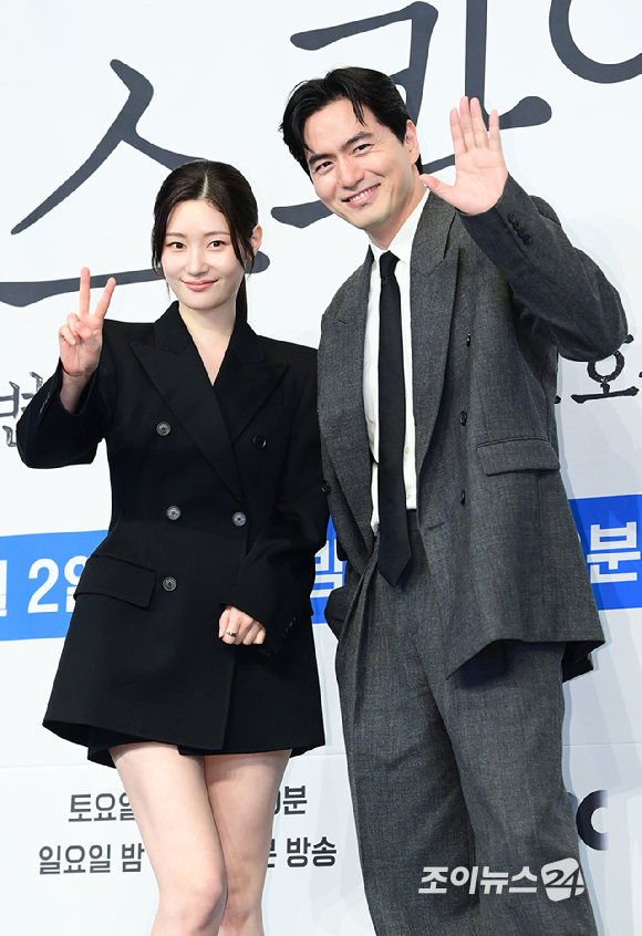 배우 정채연과 이진욱이 31일 오후 서울 구로구 더링크서울 트리뷰트 포트폴리오 호텔에서 열린 JTBC 새 토일드라마 '에스콰이어: 변호사를 꿈꾸는 변호사들' 제작발표회에 참석하고 있다. [사진=정소희 기자]