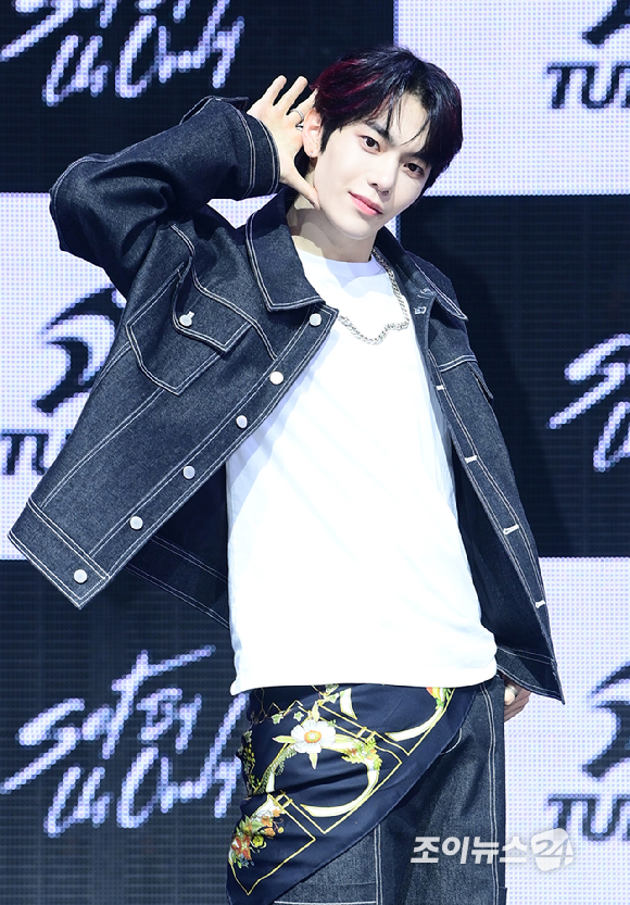 3일 오후 서울 광진구 광장동 예스24라이브홀에서 신인 보이그룹&nbsp;튜넥스(TUNEXX)&nbsp;첫 번째 미니 앨범 '셋 바이 어스 온리'(SET BY US ONLY) 발매 기념 쇼케이스가 열렸다.&nbsp;튜넥스 동규가 포토타임을 갖고 있다. [사진=정소희 기자]