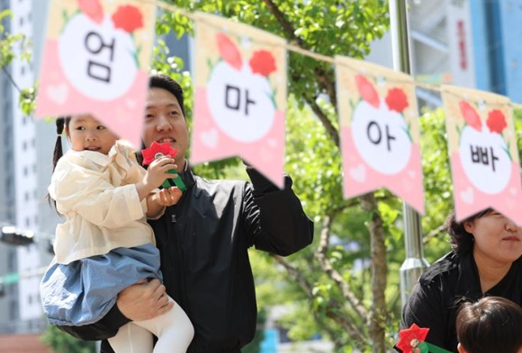  지난해 가구별 총 양육비용이 월 111만6000원으로 3년 전보다 14만원 상승한 것으로 나타났다. 사진은 본 기사 내용과 무관. [사진=연합뉴스]