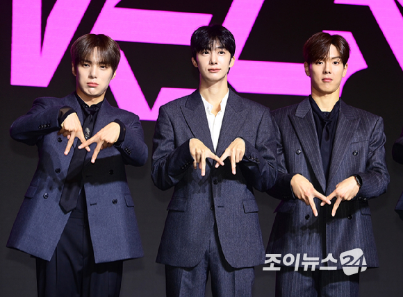 그룹 몬스타엑스 민혁-형원-셔누가 16일 오후 서울 영등포구 여의도 콘래드 호텔에서 열린 몬스타엑스(MONSTA X) 데뷔 10주년 기념 기자간담회에 참석해 포토타임을 갖고 있다. [사진=정소희 기자]