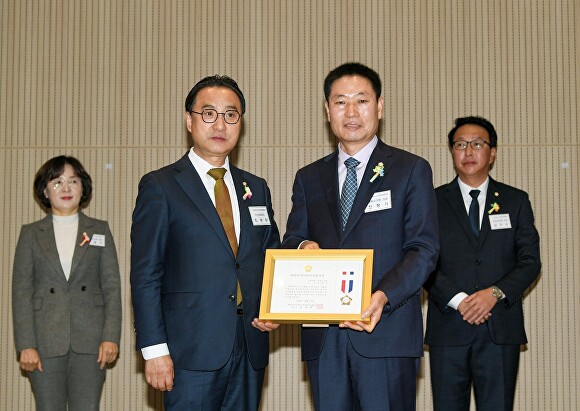 전평기 남원시의회 의장이 대한민국 지방의정봉사상을 수상했다. [사진=남원시 ]