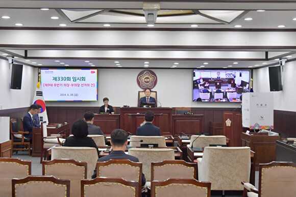 오늘 김승호 의장이 제330회 임시회를 열고 제9대 후반기 의장단을 선출하고 있다. [사진=동두천시의회]