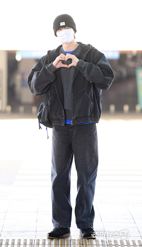 배우 변우석이 9일 오후 패션 브랜드 아더에러 베이징 스페이스 오픈 기념 행사 참석을 위해 인천국제공항을 통해 출국하고 있다. [사진=정소희 기자]