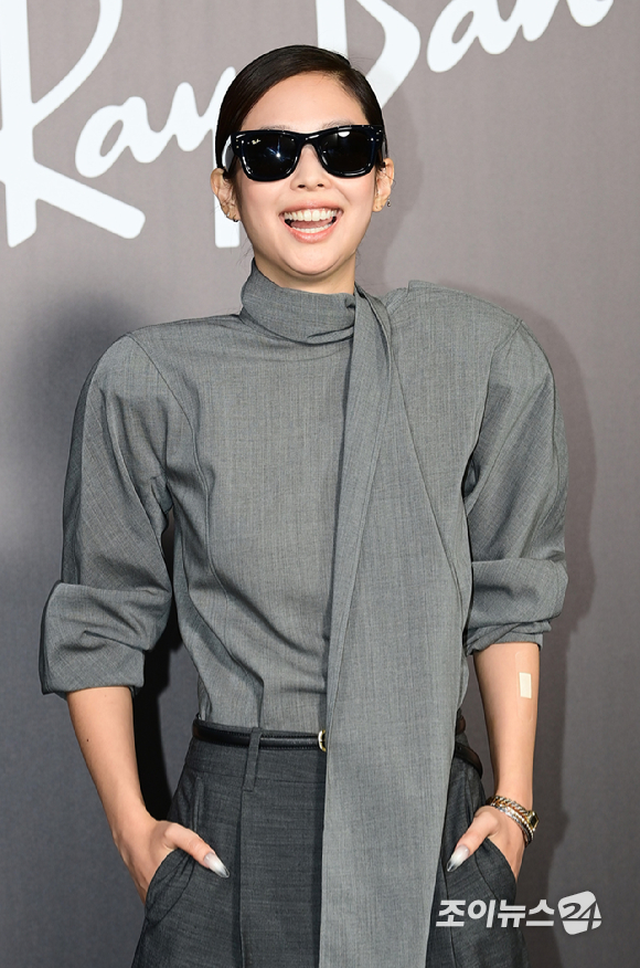 그룹 블랙핑크 제니가 4일 오후 서울 성수동 인근에서 진행된 아이웨어 브랜드 포토콜 행사에 참석하고 있다. [사진=정소희 기자]
