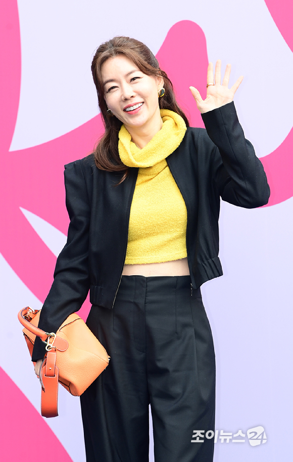 방송인 안선영이 2일 오후 서울 중구 동대문디자인플라자에서 열린 '2024 F/W 서울패션위크' 라이 포토콜 행사에 참석하고 있다. [사진=정소희 기자]