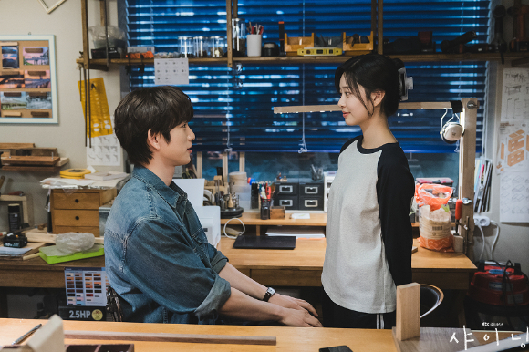 배우 김민주, 박진영이 JTBC 금요시리즈 '샤이닝'에서 호흡을 맞추고 있다. [사진=SLL, 카카오엔터테인먼트]