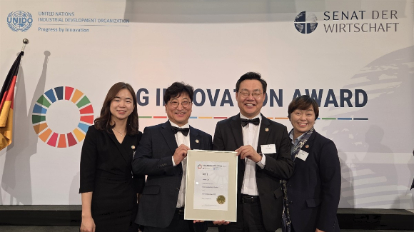 하병필 인천광역시 행정부시장이 7일(현지 시간) 독일 뮌헨에서 열린 2025 UN 지속가능발전(SDG) 혁신상 시상식에서 지방 정부 부문 TOP3 수상을 하고 있다. [사진=인천시]