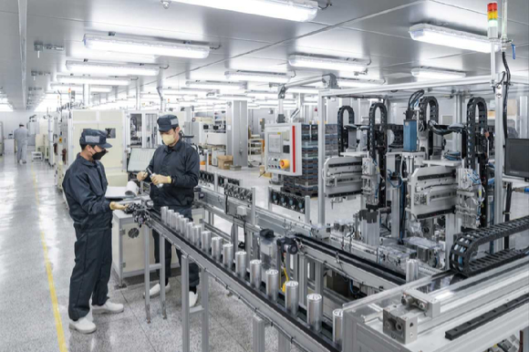 LS머트리얼즈 직원들이 울트라캐패시터(UC)를 생산하고 있다. [사진=LS머트리얼즈 ]