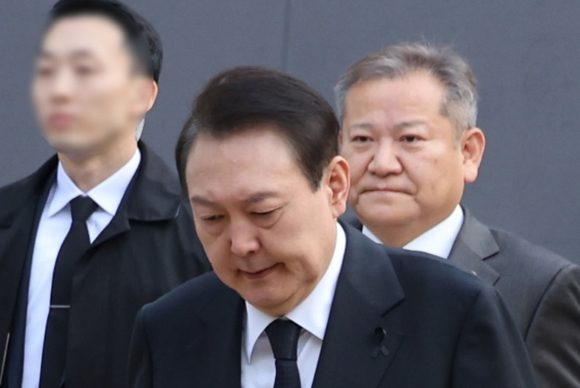 윤석열 대통령이 이태원 참사 엿새째인 2022년 11월 3일 오전 서울광장에 마련된 합동분향소에서 조문을 마친 뒤 이동하고 있다. 오른쪽은 이상민 행정안전부 장관. 2022.11.3 [사진=연합뉴스]