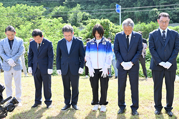 파리올림픽 유도 은메달리스트 허미미 선수(가운데)와 김진열 군위군수(왼쪽 세번째)가 허석 의사 추모기적비를 참배하고 있다. [사진=군위군]