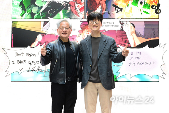 젠슨 황 엔비디아 최고경영자(CEO)가 8일 경기도 성남시 정자동에 위치한 네이버 1784 사옥에 방문해 이해진 네이버 의장과 인사하고 있다. [사진=정소희 기자]