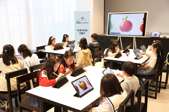 삼성스토어 대전에서 진행된 '갤럭시와 함께하는 AI 클래스 @삼성스토어'에서 아이들이 갤럭시 AI의 그리기 어시스트를 활용하고 있다. [사진=삼성전자]