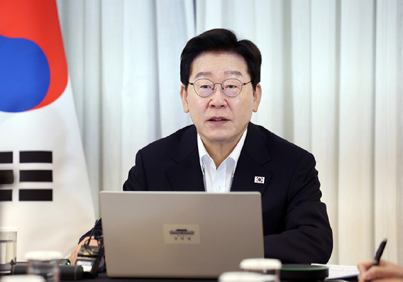 브라질을 국빈 방문 중인 이재명 대통령이 26일(현지시간) 브라질리아 한 호텔에서 화상 수석보좌관회의를 주재하고 있다. 2026.7.27 [사진=연합뉴스]