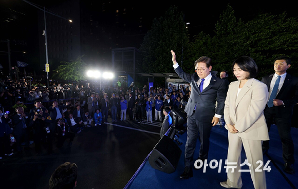 당선이 확실시된 이재명 더불어민주당 대통령 후보와 김혜경 여사가 4일 오전 서울 여의도 국회 앞에서 열린 국민 개표방송 행사에서 지지자들에게 감사 인사를 하고있다. [사진=곽영래 기자]