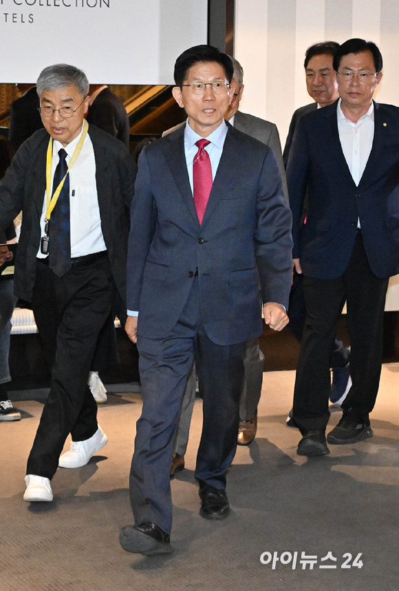 김문수 국민의힘 대선 후보가 23일 오전 서울 중구 더 플라자 호텔에서 열린 2025년 제3회 국가와 민족을 위한 조찬기도회에 참석하고 있다. [사진=곽영래 기자]