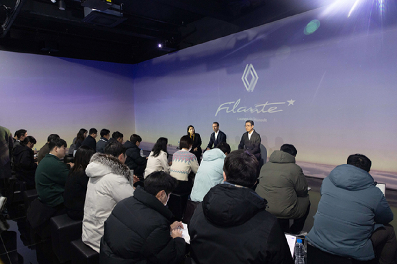 파브리스 캄볼리브 르노그룹 최고 성장 책임자&middot;르노 브랜드 CEO가 지난 13일 서울 광진구 그랜드 워커힐에서 진행한 '필랑트' 공개 행사에서 발표하고 있다. [사진=르노코리아]