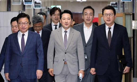 국민의힘 장동혁 대표와 정점식 원내대표 등 지도부가 지난 19일 국회에서 열린 최고위원회의에 입장하고 있다. 2026.10.19 [사진=연합뉴스]