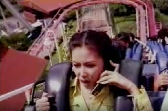 한국통신프리텔은 PCS 사업 초기 '소리가 보인다'라는 카피 문구를 나타내기 위해 배우 신현준과 고소영을 기용해 롤러코스터를 타면서 통화하는 모습을 그렸다 [사진=유튜브, 광고 캡쳐]