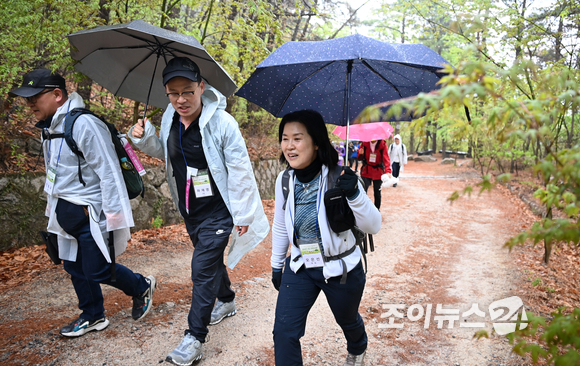 산악인 오은선 대장이 15일 오전 서울 강북구 북한산 우이령길에서 열린 '제7회 희망찾기 등산·트레킹 교실'에서 참가자들과 등산을 하고 있다. [사진=김성진 기자]