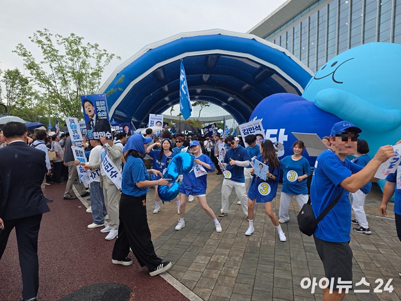 더불어민주당의 새 지도부를 선출하는 정기전국당원대회가 열리는 17일 대전 유성구 대전컨벤션센터(DCC) 제2전시장 앞에서 김민석 당대표 후보 지지자들이 응원전에 나섰다. [사진=라창현 기자]