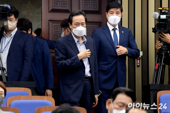 우상호 더불어민주당 의원이 7일 오후 서울 여의도 국회에서 열린 의원총회에 참석해 자리로 이동하고 있다. [사진=정소희 기자]