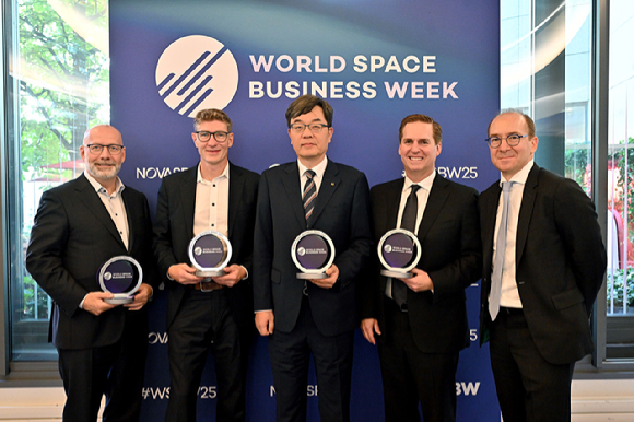 KT SAT는 프랑스 파리에서 열린 'WSBW 2025' 시상식에서 '올해의 지역 위성사업 어워드'를 수상했다고 22일 밝혔다. [사진=KT SAT]
