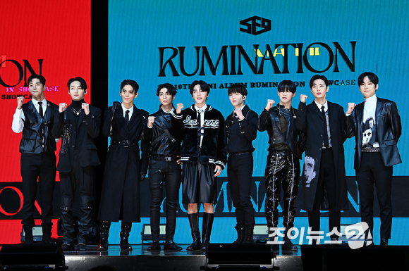 그룹 에스에프나인(SF9)이 22일 오후 서울 광진구 예스24라이브홀에서 열린 SF9 열 번째 미니앨범 '루미네이션(RUMINATION)' 발매 쇼케이스에서 포토타임을 갖고 있다. [사진=정소희 기자]