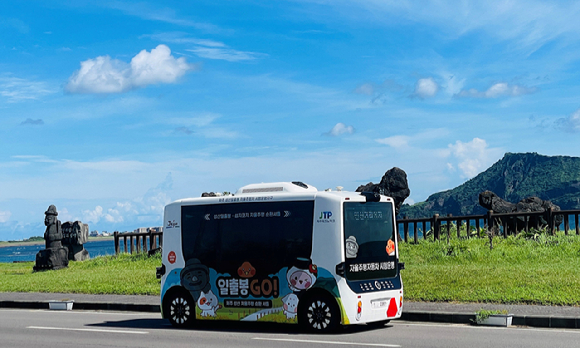 롯데이노베이트는 제주도청과 협력해 국내에서 최초로 제주도 관광형 자율주행 노선버스 ‘일출봉Go!’ 서비스를 선보인다고 22일 밝혔다. [사진=롯데이노베이트]