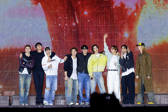 세븐틴 단체 이미지 [사진=플레디스엔터테인먼트]