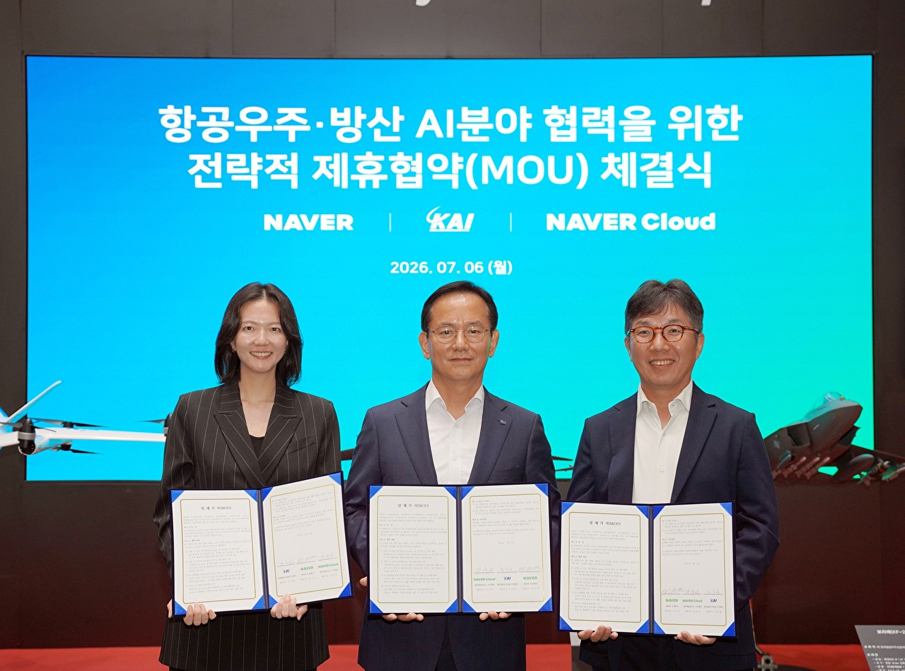 왼쪽부터 최수연 네이버 대표, 김종출 KAI 대표이사 사장, 김유원 네이버클라우드 대표가 항공우주&middot;방산 AI 분야 협력을 위한 전략적 업무협약 체결 기념 사진을 찍고 있다. [사진=네이버클라우드]