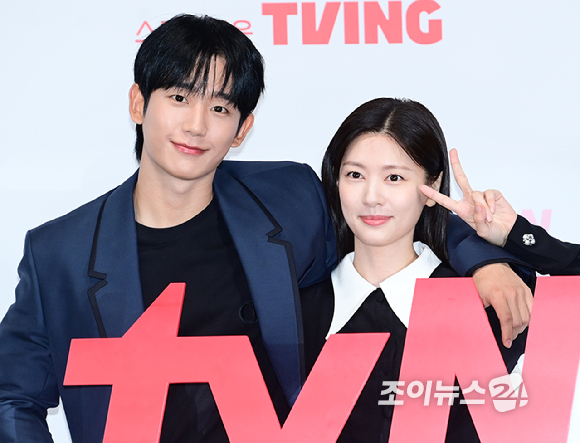 배우 정해인과 정소민이 14일 오전 서울 구로구 신도림 라마다 호텔에서 열린 tvN 새 토일드라마 '엄마친구아들' 제작발표회에 참석하고 있다. [사진=정소희 기자]