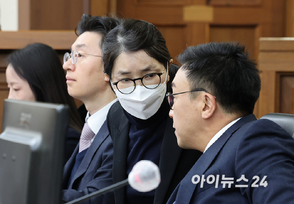 2025년 12월 3일 서울 서초구 서울중앙지방법원에서 주가조작과 통일교 청탁 등의 혐의를 받는 김건희 씨의 결심공판 진행된 가운데 김건희 씨가 법정으로 들어오고 있다. [사진=사진공동취재단]