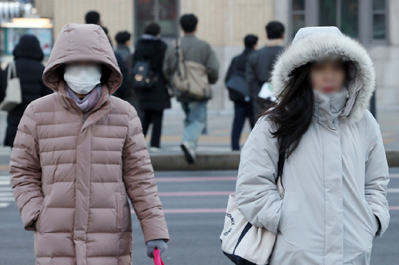 지난 15일 오전 서울 종로구 세종대로 인근에서 시민들이 이동하고 있다. [사진=뉴시스]