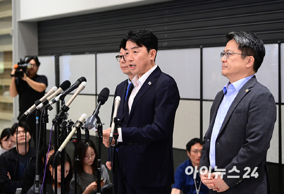 미국 이민당국에 의해 조지아주에 구금됐던 한국인 근로자들이 12일 인천국제공항 제2여객터미널로 귀국한 가운데 (왼쪽부터) 박윤주 외교부 1차관, 강훈식 대통령 비서실장, 문신학 산업통상자원부 1차관이 브리핑을 위해 이동하고 있다. [사진=정소희 기자]