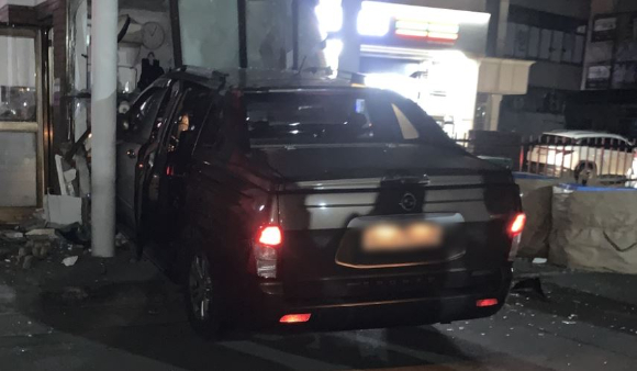 경기 의정부시에서 60대 남성이 몰던 차량이 한 아파트 경비실 건물로 돌진하는 사고가 발생했다. [사진=독자 제공, 연합뉴스]