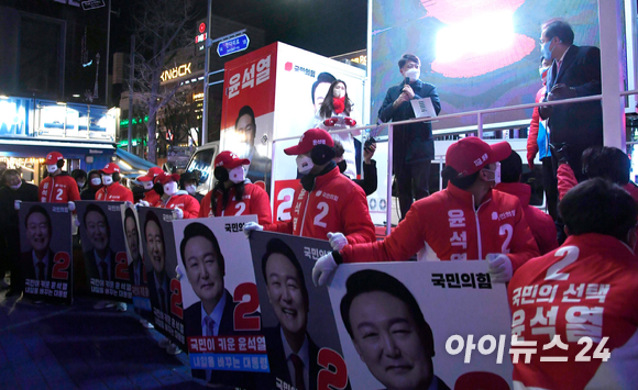 이준석 국민의힘 대표와 홍준표 국민의힘 선대본부 상임고문이 22일 오후 서울 마포구 KT&G 상상마당 앞에서 열린 유세에 참석해 윤석열 대선 후보에 대한 지지를 호소하고 있다. [사진=국회사진취재단]