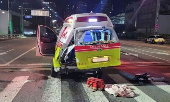 지난 8월21일 충남 천안 서북구 불당동의 한 교차로에서 과속한 승용차가 구급차를 들이받아 1명이 숨지고 6명이 다쳤다. [사진=아산소방서]