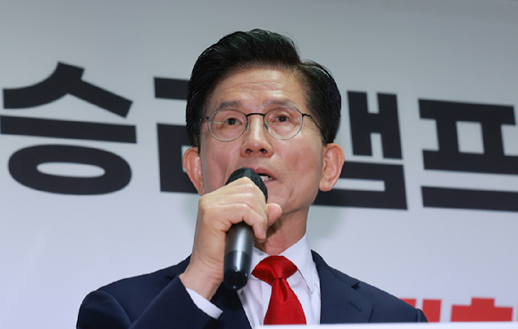 김문수 국민의힘 대선 후보가 8일 서울 여의도 대하빌딩 선거 캠프 사무실에서 긴급 기자회견을 열고 후보 단일화에 관한 입장을 밝히고 있다. [사진=연합뉴스]