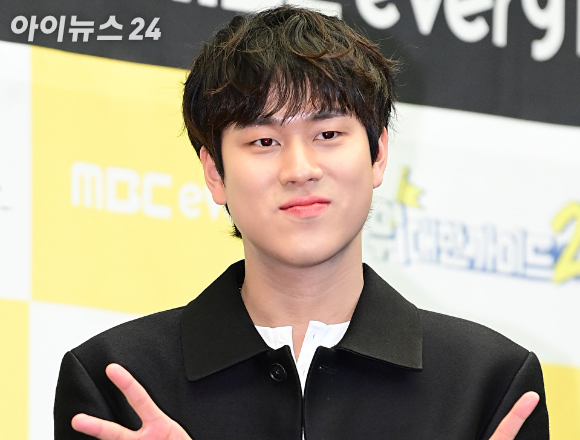 가수 이무진이 8일 오후 서울 마포구 스탠포드 호텔에서 열린 MBC에브리원 예능프로그램 '위대한 가이드2' 제작발표회에서 포즈를 취하고 있다. [사진=정소희 기자]