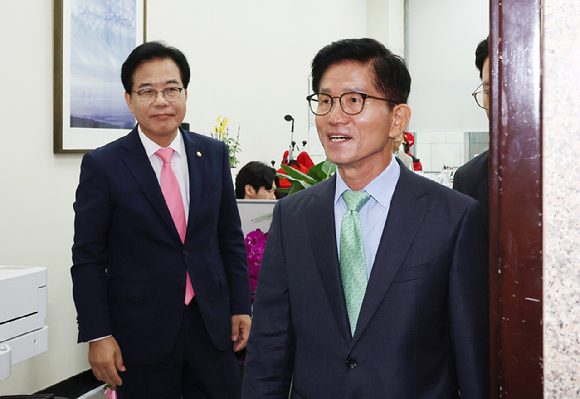 국민의힘 김문수 전 대선 후보(오른쪽)가 4일 국회를 방문, 송언석 비상대책위원장 겸 원내대표와 만난 뒤 나오고 있다. [사진=연합뉴스]